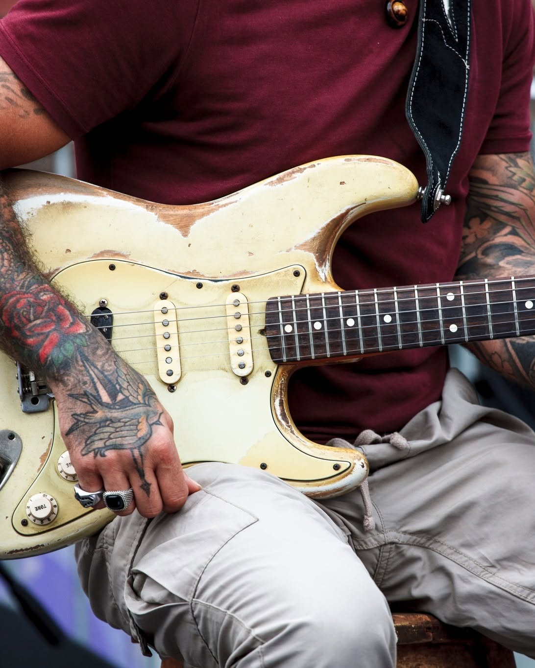 dettaglio chitarra musica alla festa del Balon 2025